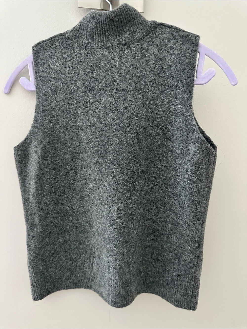 Tahari Gray Sleeveless Turtleneck Knit Vest Small
